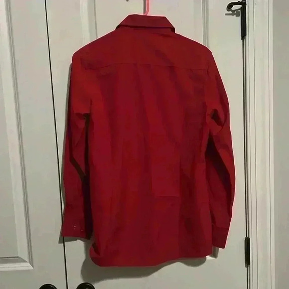 🐄Chick-fil-a size Medium Red button down long sleeve team work shirt like new - Picture 3 of 8